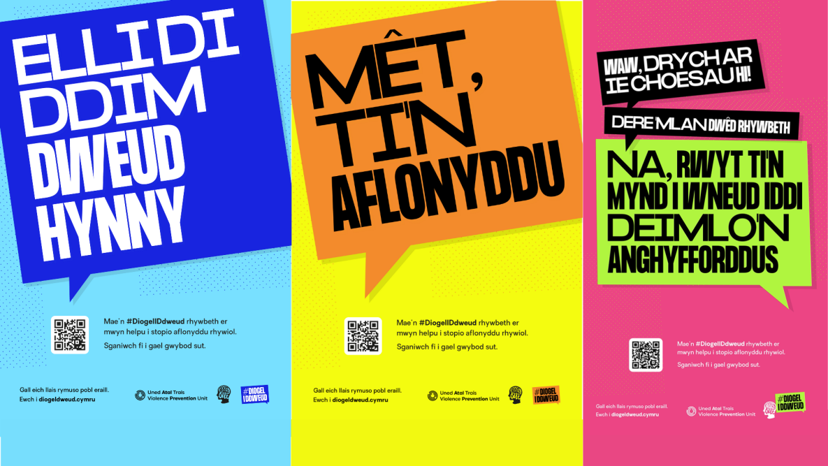 Mae'r llun yn dangos tri phoster ymgyrch. O'r chwith i'r dde: Swigen siarad gyda'r testun 'Guys, does dim diddordeb ganddi', swigen siarad gyda'r testun 'Dydi hynny ddim yn cŵl', swigod siarad lluosog yn nodi sgwrs 'woah, edrychwch ar y coesau ar hynny', 'c' mon mate cymerwch ran', 'na, rydych chi'n mynd i wneud iddyn nhw deimlo'n anghyfforddus'. Mae'r tri phoster yn cynnwys y testun gyda chod QR 'Mae'n rhywbeth #SafeToSay i helpu i atal aflonyddu rhywiol. Sganiwch fi i ddarganfod sut. ' Cod QR sy'n cysylltu â'r wefan www.diogeldweud.cymru